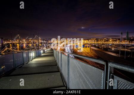 Amsterdam, Pays-Bas - 29 décembre 2019 : Nuit sur Amsterdam City après le coucher du soleil et lune Banque D'Images