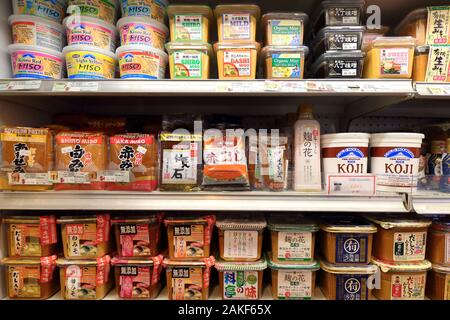 Différentes marques de pâte miso et de pâte de soja fermentée sur une étagère de réfrigérateur dans un supermarché japonais-américain Banque D'Images