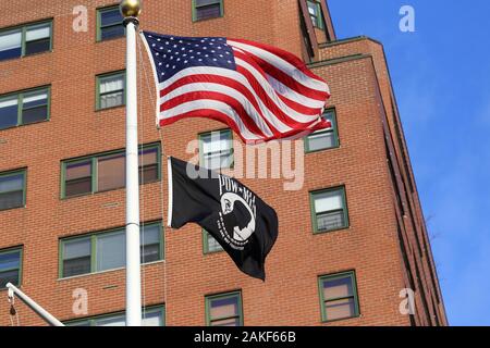 Un POW MIA drapeau flotte aux côtés du drapeau américain Banque D'Images