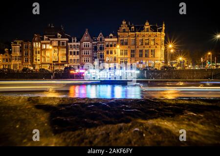 Amsterdam, Pays-Bas - 29 décembre 2019 : Festival des arts de la lumière lumières flottant dans le canal. Le réchauffement de thèmes pour l'installation des feux à Ho Banque D'Images