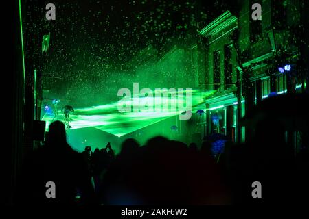 Résumé La lumière laser couleur avec effets tunnels fumer pendant une douche de pluie Banque D'Images