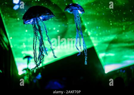 Décoration bleu méduse malveillante comme décoration pour une fête de rue avec tunnel de lumière laser vert Banque D'Images