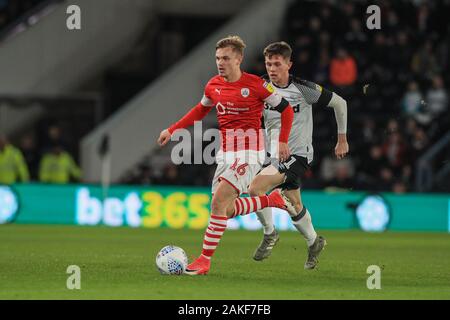 2e janvier 2020, Pride Park Stadium, Derby, England ; Sky Bet Championship, Derby County v Barnsley : Luc Thomas (16) de Barnsley breaks que Max Oiseau (41) de Derby County chase donne crédit : Mark Cosgrove/News Images Banque D'Images