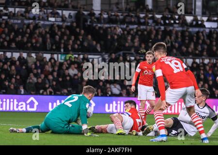 2e janvier 2020, Pride Park Stadium, Derby, England ; Sky Bet Championship, Derby County v Barnsley : Ben Hamer (12) de Derby County sauve Alex Mowatt (27) de Barnsley's shot coulissante Crédit : Mark Cosgrove/News Images Banque D'Images