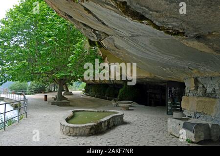 Monestir de Sant Miquel del fui dans les montagnes. Banque D'Images