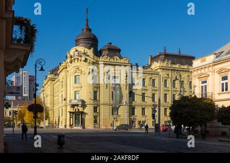 Église universitaire de la Sainte Trinité (Sv Trojice) située sur Hlavná dans le centre de Kosice, en Slovaquie. Banque D'Images