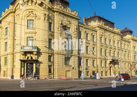 Église universitaire de la Sainte Trinité (Sv Trojice) située sur Hlavná dans le centre de Kosice, en Slovaquie. Banque D'Images