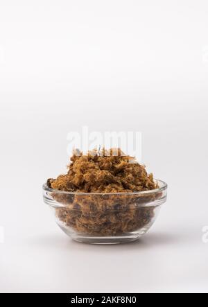 Porc frit salée intérieure duvan cvarci, Greaves, dans un bol en verre sur un fond blanc Banque D'Images