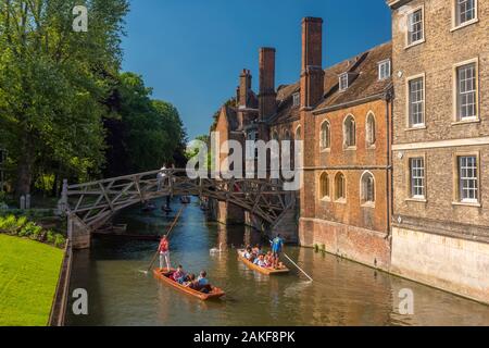 Royaume-Uni, Angleterre, Cambridgeshire, Cambridge, River Cam, QueeN'S College, Mathematical Bridge, Punir Banque D'Images