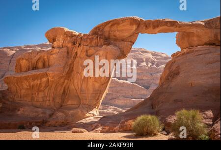 Um Fruth Rock Bridge dans le Wadi Rum, Jordanie Banque D'Images