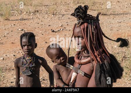 Femmes et enfants Himba, le Kaokoveld en village tribal de la Namibie, Afrique du Sud Banque D'Images