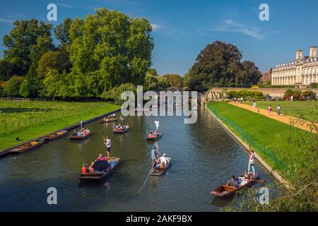 Royaume-uni, Angleterre, Cambridge, Cambridgeshire, rivière Cam, King's College, barques Banque D'Images