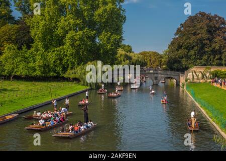 Royaume-uni, Angleterre, Cambridge, Cambridgeshire, rivière Cam, Clare College, Clare Bridge, barques Banque D'Images