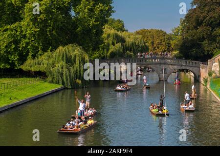 Royaume-uni, Angleterre, Cambridge, Cambridgeshire, rivière Cam, Clare College, Clare Bridge, barques Banque D'Images