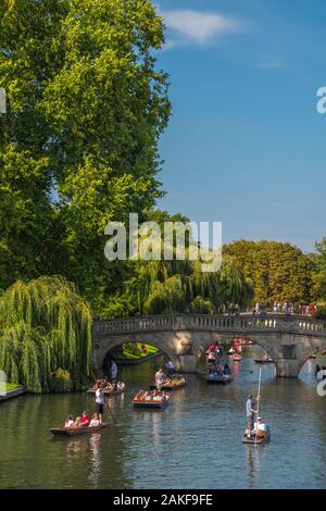 Royaume-uni, Angleterre, Cambridge, Cambridgeshire, rivière Cam, Clare College, Clare Bridge, barques Banque D'Images