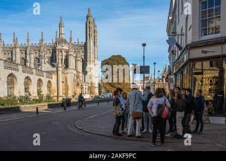 Visite de la ville Guide, vue d'un groupe de jeunes gens de King's Parade, Cambridge, l'écoute de leur guide lors d'une visite guidée de la ville universitaire, UK Banque D'Images