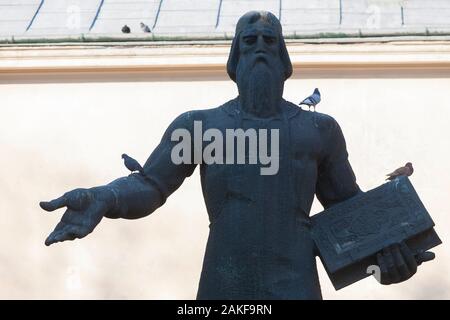 Une statue d'Ivan Fedorov qui tient un livre ouvert est une caractéristique centrale du marché du livre, l'viv, Ukraine Banque D'Images