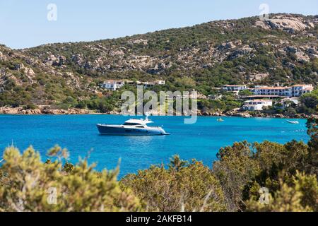 BAJA SARDINIA, ITALIE - Le 21 septembre 2017 : une vue de la crique tranquille Spiaggia Porto Piccolo à Baja Sardinia, dans la célèbre Costa Smeralda, en Sardaigne Banque D'Images