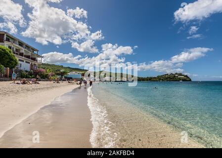 Les Trois-Ilets, Martinique - Le 13 décembre 2018 : Les gens se détendre sur la plage Anse Mitan tropical à Les Trois-Ilets, presqu'île la pointe du Bout, Martiniqu Banque D'Images