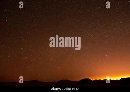 Star claire nuit dans le Wadi Rum en Jordanie Banque D'Images