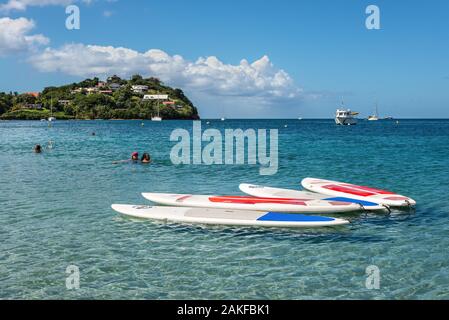 Les Trois-Ilets, Martinique - Le 13 décembre 2018 : les planches (SUP) dans l'avant-plan de la plage Anse Mitan tropical à Les Trois-Ilets, penins Banque D'Images