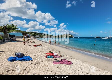 Les Trois-Ilets, Martinique - Le 13 décembre 2018 : Les gens se détendre sur la plage Anse Mitan tropical à Les Trois-Ilets, presqu'île la pointe du Bout, Martiniqu Banque D'Images