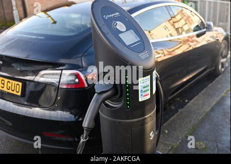 Voiture électrique Tesla à un point de recharge à Brighton, UK Banque D'Images