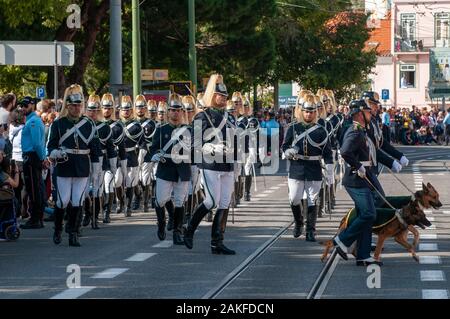 Les membres de la Garde nationale portugaise brass band de prendre part à la cérémonie de Relève de la garde au Palais de Belém à Lisbonne, Portugal Banque D'Images