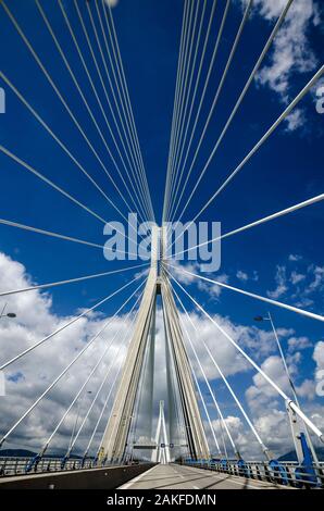 Le pont Charilaos Trikoupis, Rio - Antirrio bridge, près de Patras, reliant le Péloponnèse à la Grèce continentale à travers le golfe de Corinthe. Banque D'Images