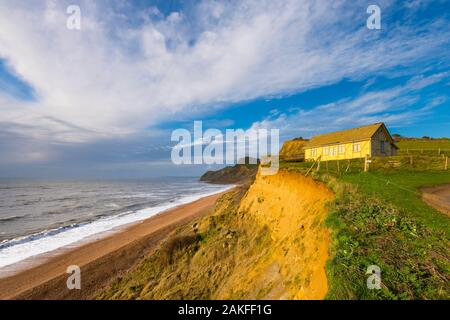 Eype's Mouth, Dorset, UK. 9e janvier 2020. Météo britannique. Soleil durant la matinée dans la bouche près de Bridport Eype dans Dorset comme les nuages commencent à construire dans le ciel au-dessus de la célèbre falaise chalet dans l'ITV Broadchurch avant de prévisions de pluie. Crédit photo : Graham Hunt/Alamy Live News Banque D'Images