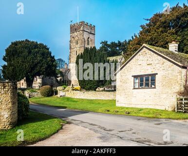 Une église typiquement anglais dans le Gloucestershire village d'Hampnet. Banque D'Images