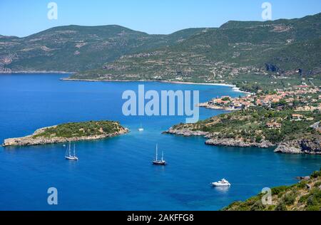 Yachts amarrés dans la baie de Kalamitsi avec le village d'Kardamiyli Messënie dans l'arrière-plan, Mani, Sud du Péloponnèse, Grèce. Banque D'Images