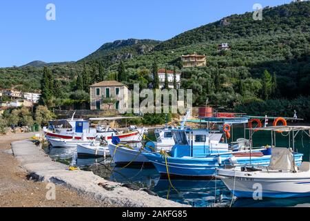 À la recherche de l'autre côté du port, dans le petit village de pêcheurs de Kitries, dans l'avant-Mani, Sud du Péloponnèse, Grèce. Banque D'Images