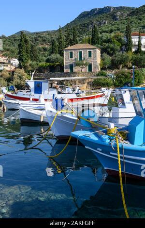 À la recherche de l'autre côté du port, dans le petit village de pêcheurs de Kitries, dans l'avant-Mani, Sud du Péloponnèse, Grèce. Banque D'Images