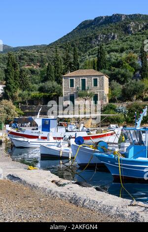 À la recherche de l'autre côté du port, dans le petit village de pêcheurs de Kitries, dans l'avant-Mani, Sud du Péloponnèse, Grèce. Banque D'Images