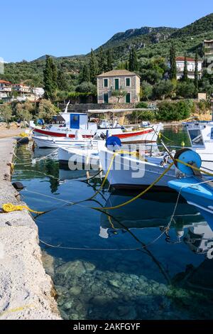À la recherche de l'autre côté du port, dans le petit village de pêcheurs de Kitries, dans l'avant-Mani, Sud du Péloponnèse, Grèce. Banque D'Images