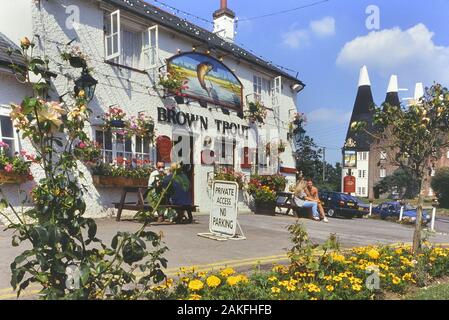 Le pub Brown Trout. Lamberhurst. Kent, Angleterre. ROYAUME-UNI. Vers les années 1990 Banque D'Images