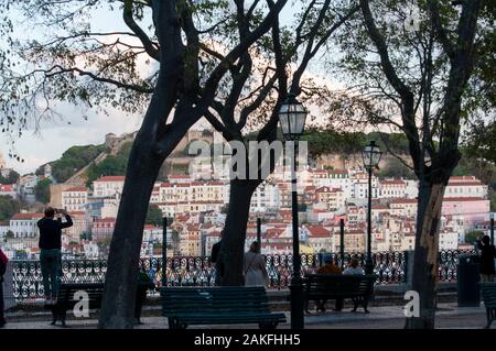 Silhouettes de touristes et visiteurs à admirer la vue de Lisbonne de l'observation (Miradouro de São Pedro de Alcântara) dans le Bairr Banque D'Images