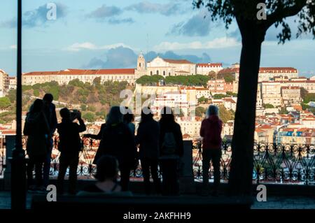 Silhouettes de touristes et visiteurs à admirer la vue de Lisbonne de l'observation (Miradouro de São Pedro de Alcântara) dans le Bairr Banque D'Images