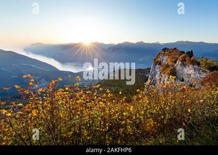 Automne coucher du soleil sur le mont Creino et Le Lac de Garde. Ronzo chienis, province de Trente, Trentin-Haut-Adige, Italie, Europe. Banque D'Images