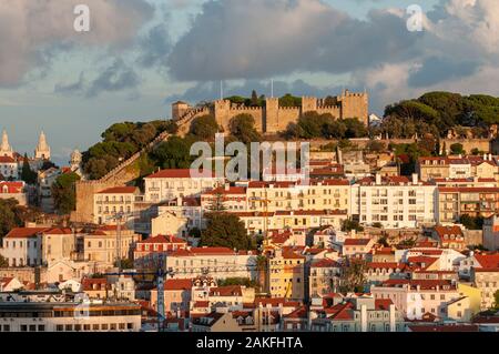Vue depuis le Miradouro de São Pedro de Alcantara dans le Bairro Alto, Lisbonne, Portugal au coucher du soleil Banque D'Images