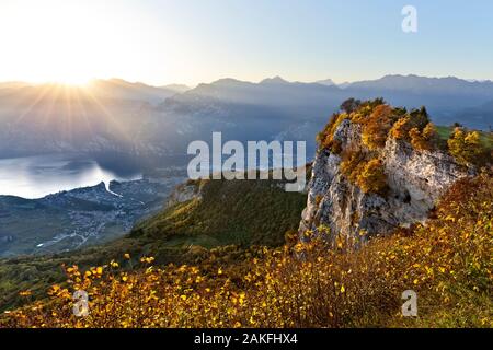 Automne coucher du soleil sur le mont Creino et Le Lac de Garde. Ronzo chienis, province de Trente, Trentin-Haut-Adige, Italie, Europe. Banque D'Images