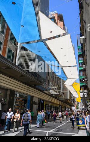 Les gens shopping dans la Calle del Carmen, près de la Puerta del Sol, le centre de Madrid, Espagne. Banque D'Images