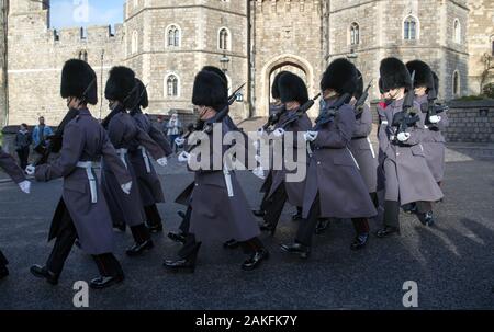 Les soldats de l'Grenadier Guards en mars du château de Windsor à Windsor, Berkshire comme ils prennent part à la cérémonie de relève de la garde à la suite de l'annonce que le duc et la duchesse de Kent va faire un pas en arrière comme des membres expérimentés aient de la famille royale, partageront leur temps entre le Royaume-Uni et l'Amérique du Nord. Banque D'Images