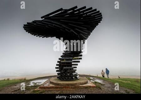 Burnley, Lancashire, UK, 9 janvier 2020. Quelques marcheurs hardy brave le vent et la pluie pour visiter le "Singing Ringing Tree' panopticon sur Crown Point surplombant la ville de Burnley. Le panopticon est un attrait majeur pour le Lancashire town et fut construit en 2006. Crédit : Paul Heyes/ Alamy Live News Banque D'Images