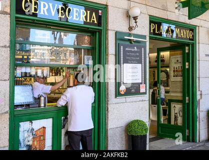 Une cerveceria et bar à tapas dans un coin de la Plaza Mayor, dans le centre de Madrid, Espagne Banque D'Images