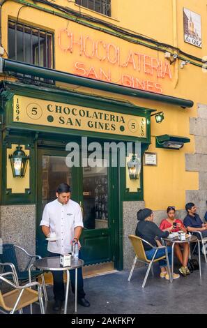 La Chocolateria San Gines célèbre pour son chocolat et churros, dans le Pasadizo de San Gines près de la Calle Mayor, dans le centre de Madrid. Espagne Banque D'Images