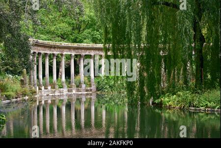 La Naumachie au Parc Monceau, colonnade classique et étang avec de l'eau réflexions. Paris, France. Banque D'Images