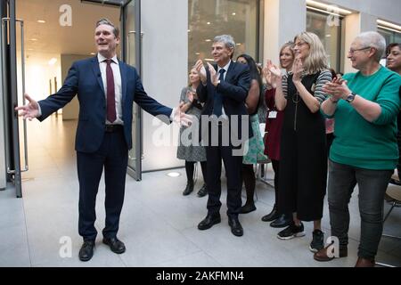 Candidat à la direction du travail, Monsieur Kier Starmer (gauche) MP, est accueilli à l'unisson siège à Euston, Londres, par le Secrétaire général, Dave Prentice (à droite) et le personnel, après l'Union européenne a déclaré son soutien pour lui. Banque D'Images