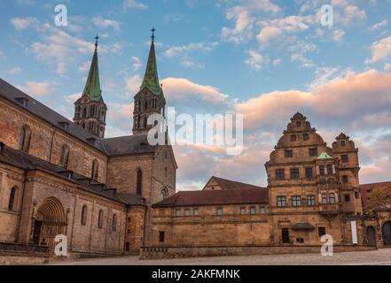 Romane place Domplatz avec la Cathédrale de Bamberg (Bamberger Dom St Peter und St Georg) et Alte Hofhaltung (ancienne cour), une ancienne résidence de t Banque D'Images